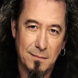 路易斯·波薩達 飾演 Momia (voice)