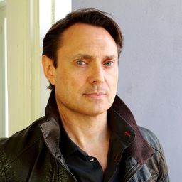 Angelo Olivier 飾演 Conductor Microbús