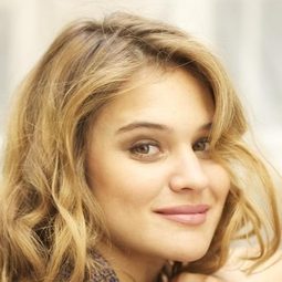 瑪麗亞·黛娜努諾 - 錯愛的教育演員 飾演Zora