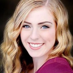 Mackenzie Mowat 飾演 Zoe