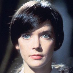 帕梅拉·富蘭克林 飾演 Flora