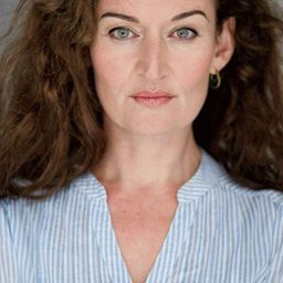 瑞秋·布倫斯維克 飾演 Theresa