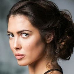 Eloise Lovell Anderson 飾演 Rikki