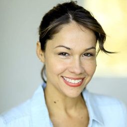 Ava Knighten Santana 飾演 Elise Freeman