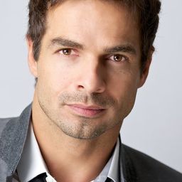 Yves Bright 飾演 Sergio