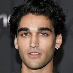 Josh Heuston 飾演 Moses Markley