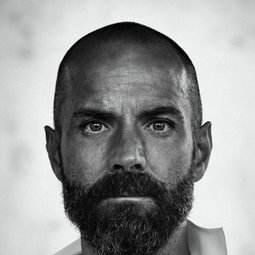 Oliver Riedel 飾演 Self