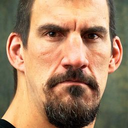 羅伯特·梅耶 飾演 Anton 'The Pro' Protopov