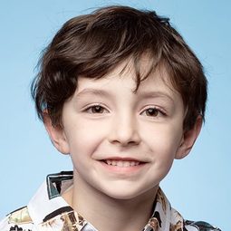 康納·埃斯特森 飾演 Tony Tango-Torrez