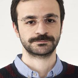 Güven Murat Akpinar 飾演 