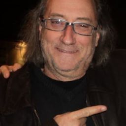 Ramon Fontserè 飾演 Dr. Carcedo