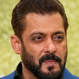 薩勒曼汗 飾演 Colonel Bikumalla Santosh Babu