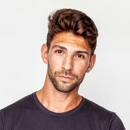 Matthew Andrews 飾演 Studio Assistant