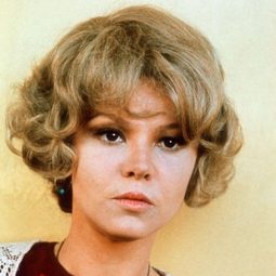Barbara Harris 飾演 Mom