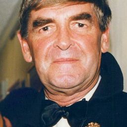 Derek Nimmo 飾演 Sub-Lt. Eric Humbert