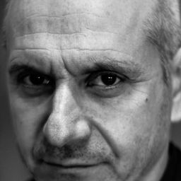 Carlo Ferrante 飾演 Rudi Riva