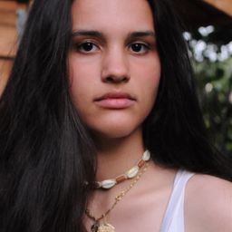 Kenza Benbouchta 飾演 Monia