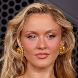 莎拉·萊森 飾演 Julia