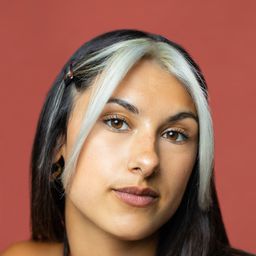 Nina Singh 飾演 Garage Girl