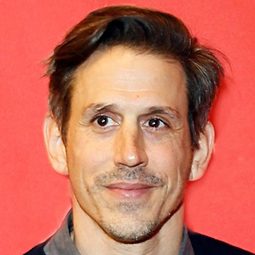 Adam Tomei 飾演 Robert