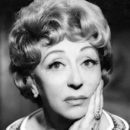 Thora Hird 飾演 Mrs. Grose