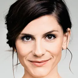 克莉絲蒂娜·海克 飾演 Kristina Wilhelmy