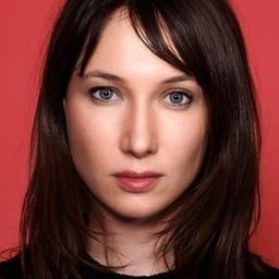 德爾凡·西奧多 飾演 Brigitte