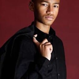 Dodi Mbemba 飾演 Moukoumbi