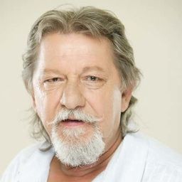 Sebastian Papaiani 飾演 Mihai's father