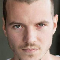 Nathan Keyes 飾演 Colin O'Flaherty