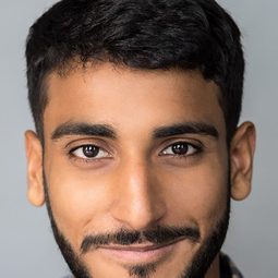 Akshay Khanna 飾演 Salim Shah