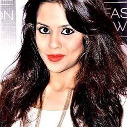 珊娜·薩依 飾演 Anjali Khanna