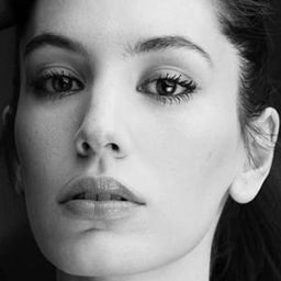 Ana Corbi 飾演 Maria