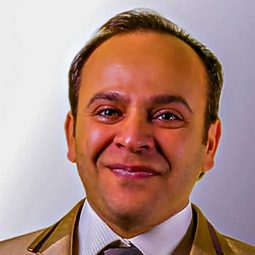 Ali Kamalo 飾演 محمود