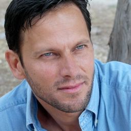 Patrizio Pelizzi 飾演 Medico di famiglia - Dott. Carboni