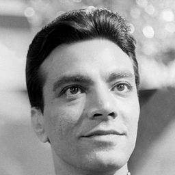 齊亞·穆黑丁 飾演 