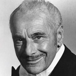 Fritz Feld 飾演 Hotel Clerk