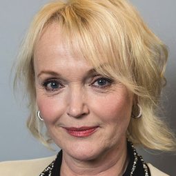 美蓮達李察遜 飾演 Miss Straugheim