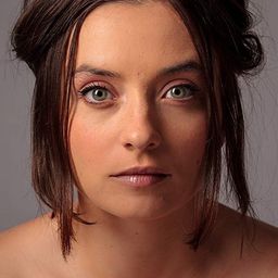 歌施明娜史查坦 飾演 Elena