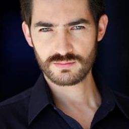 Manuel Balbi 飾演 Emilio