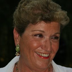 Mara Maionchi 飾演 