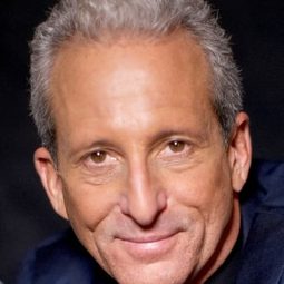 鮑比·斯萊頓 - 愛情摩天輪演員 飾演Louis