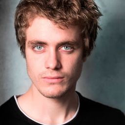 Nicolás Illoro 飾演 Javi