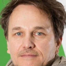 Christopher Roth 飾演 Georg