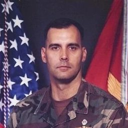 James D. Dever 飾演 Sgt Robin