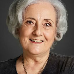 Güler Ökten 飾演 Zarife Nine