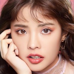 Darisa Karnpoj 飾演 Mystery Girl