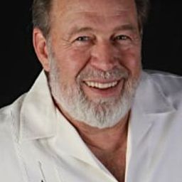 Dennis Nicomede 飾演 Bar patron