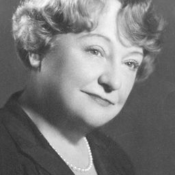 Laura Hope Crews 飾演 Grand Duchess Anna Dmitrievna