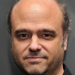 Scott Adsit 飾演 Stuart